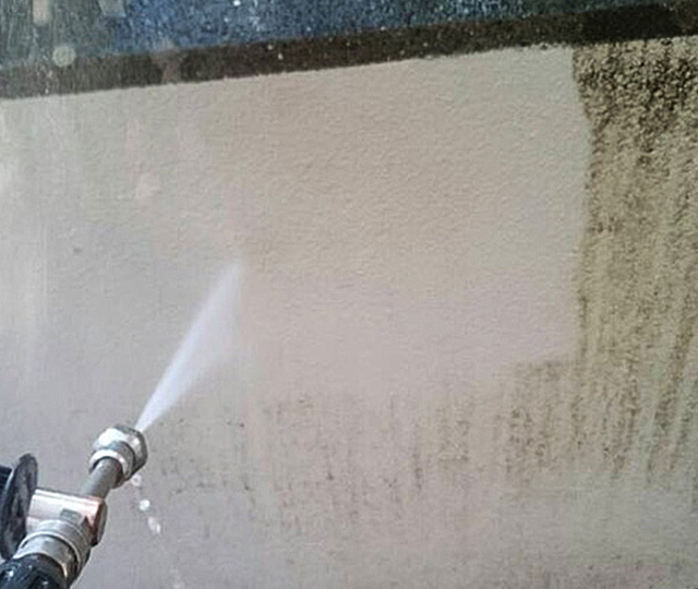 高圧洗浄ラボの擁壁清掃
