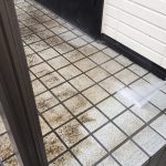 玄関タイルの高圧洗浄