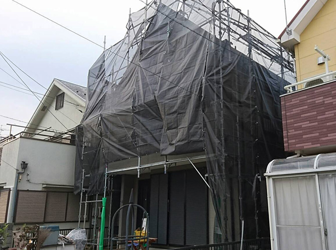 足場にメッシュシートを設置